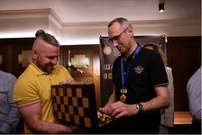 Никита Степанов вручает шахматы KADUN